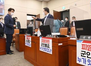 국회 국방위, 국민의힘 피켓 설치로 '또' 파행