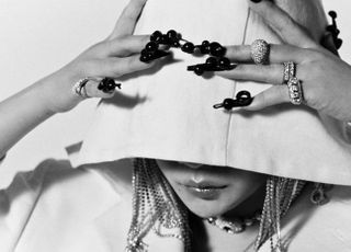CL, 타이틀곡 '타이 어 체리' 티저 영상 속 파격 비주얼