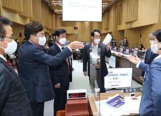 서울시 국감 ‘대장동’ 공방으로 파행