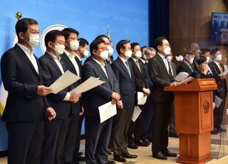 "윤석열 망나니적 망언, 즉각 사퇴" 민주당 광주-전남-전북 국회의원들 윤석열 전두환 옹호 망언 규탄 기자회견