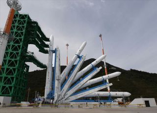 기립하는 한국형 우주발사체 '누리호'