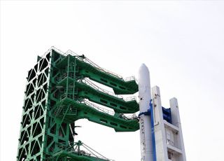 발사대에 기립된 한국형 우주발사체 '누리호'