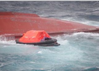 독도 해상 선박 전복사고…1명 사망·중국인 2명 구조