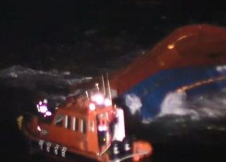 독도 선박 전복사고 이틀째…선원 9명 중 3명 구조, 선장 사망