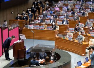 예산안 시장연설에 앞서 인사하는 문재인 대통령