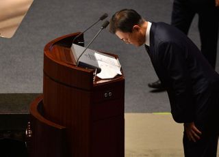 시정연설 마치고 인사하는 문재인 대통령