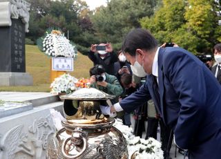 윤석열, 고 박정희 전 대통령 묘역 참배