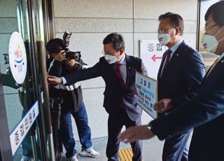 이재명 고발 위해 대검 들어서는 국민의힘