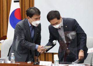 김진태 이재명비리 국민검증특위 위원장과 인사하는 김기현 원내대표