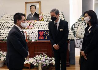 박지원 국정원장, 노태우 전 대통령 빈소 조문