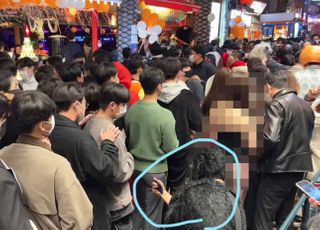 이태원서 女엉덩이 몰카 찍은 핼러윈분장男, 엄지 척 세운 남성들