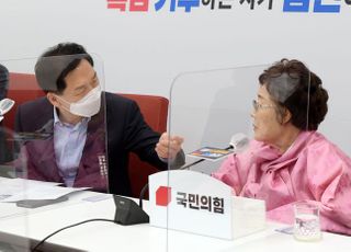 이용수 할머니와 대화하는 김기현 원내대표