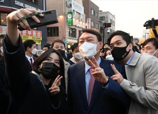 청년 지지자들과 기념촬영하는 윤석열