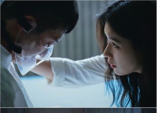 '해피니스' 한효주, 바이러스 검사실 모습 포착 "시작부터 충격적인 사건 마주한다"
