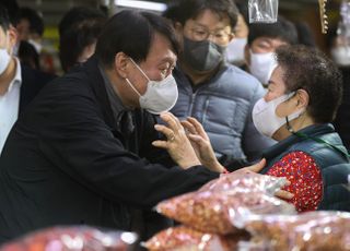 가락시장 상인들과 대화하는 윤석열