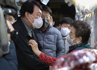 "국민 가려운 곳 좀"…윤석열, 첫 공식 일정으로 가락시장 방문