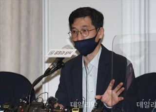 진중권 “선거 패배한 사람에게 원팀 강요 삼가야”