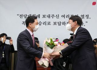 꽃다발 받는 윤석열 국민의힘 대선 후보