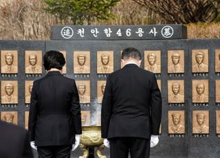 "쇼하고 뒤통수"…천안함 진수식에 전직 함장·생존장병 불참