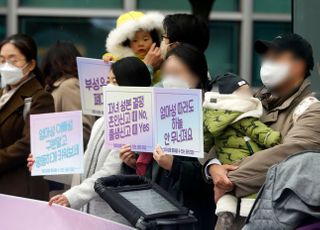 [법조계에 물어보니 ⑰] 엄마 성 써라, 첫 판결 반갑지만…아직도 '머나먼 길'