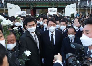 윤석열, 참배위한 험난한 길