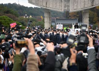 참배단 진입 막힌 윤석열