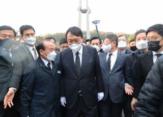 5·18 헌화 막힌 윤석열…입구서 "상처 받은분들께 사과"