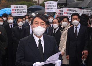 추모탑 앞에서 저지당한 윤석열…"상처받으신 모든 분들께 사과"