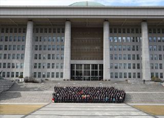 국회 본청 앞 단체사진 촬영하는 제21대 국회의원들