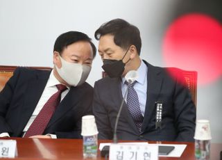 김재원 최고위원과 대화하는 김기현 원내대표