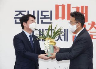 안철수 후보에게 문 대통령 축하 난 전달하는 이철희 정무수석