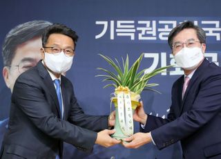 김동연 "文, 정치세력 교체에 동의한 걸로"…이철희 "도울 방법은 없고"