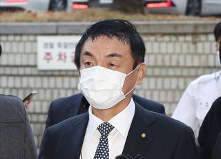 '주가조작 의혹' 권오수 회장 구속영장심사 출석...김건희 관련 질문에 침묵