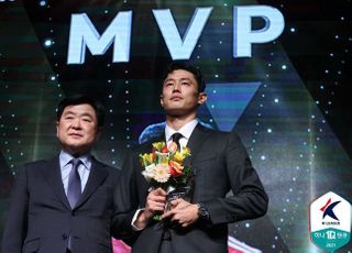 득점상·베스트11에도 덤덤했던 안병준, MVP 소감에 눈물