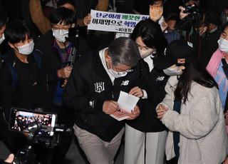 저서에 사인하는 이재명 더불어민주당 대선 후보