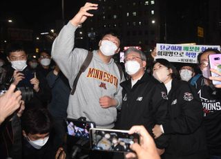 시민들과 기념촬영하는 이재명 후보