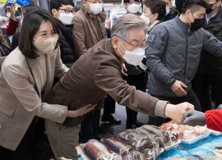 '아내 백허그' 사진 올린 이재명…"혜경벨트입니다"