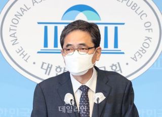 검찰, '아들 50억 퇴직금 의혹' 곽상도 전 의원 소환