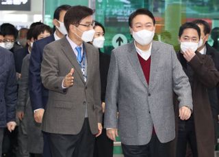 청주국제공항 둘러보는 윤석열