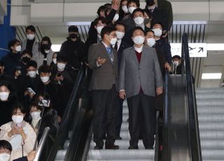 청주공항 둘러보는 윤석열