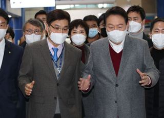 청주국제공항 둘러보는 윤석열 후보