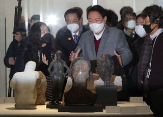 청주첨단문화산업단지에서 미술 작품 보는 윤석열