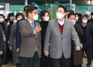 [11/30(화) 데일리안 퇴근길 뉴스] 청주공항 방문한 윤석열 “광역철도, 청주 도심 통과 약속” 등