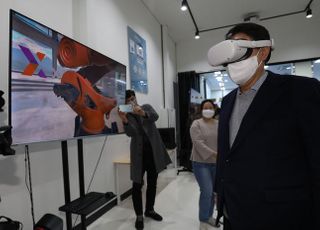 VR 기기 쓴 윤석열 '신기하네'