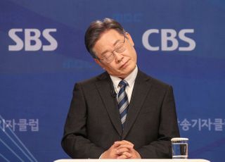 토론회 시작 기다리는 이재명