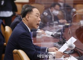 홍남기 “한국경제 저성장·인구·기후·양극화 위기 봉착”