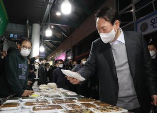 윤석열, 강릉 중앙시장 방문