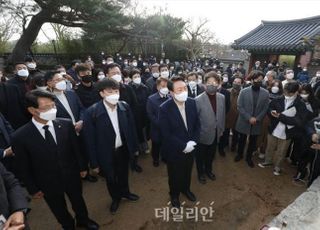 "화폐 인물 둘 배출한 곳"…윤석열, 강릉 오죽헌에서 분향