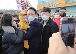 아이와 기념촬영하는 윤석열