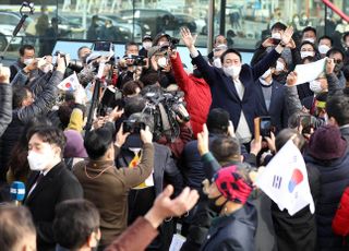 지지자들 향해 손 들어올려 인사하는 윤석열